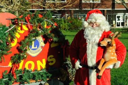 SANTA by Ken Irvine 17 DEC 2011 DSC 600ehelper